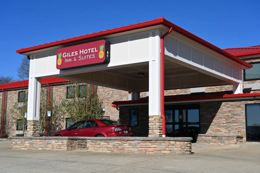 Giles Hotel Inn & Suites - Image 1
