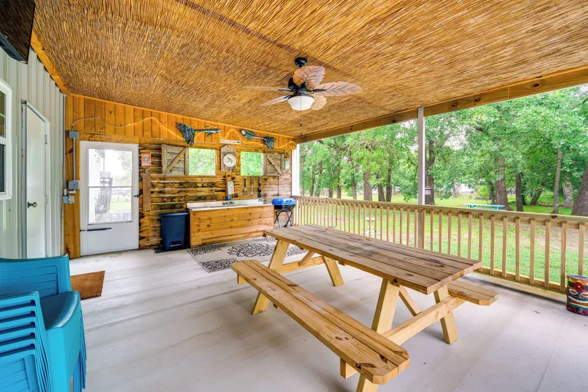 1 Mi to Lake Texoma Access: Home w/ Deck - Image 1