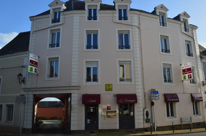 Logis Hôtel & Restaurant - Le Bretagne - Image 1