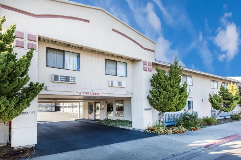 Super 8 by Wyndham Bishop - Image 1