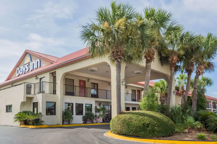 Days Inn by Wyndham Destin - Image 1