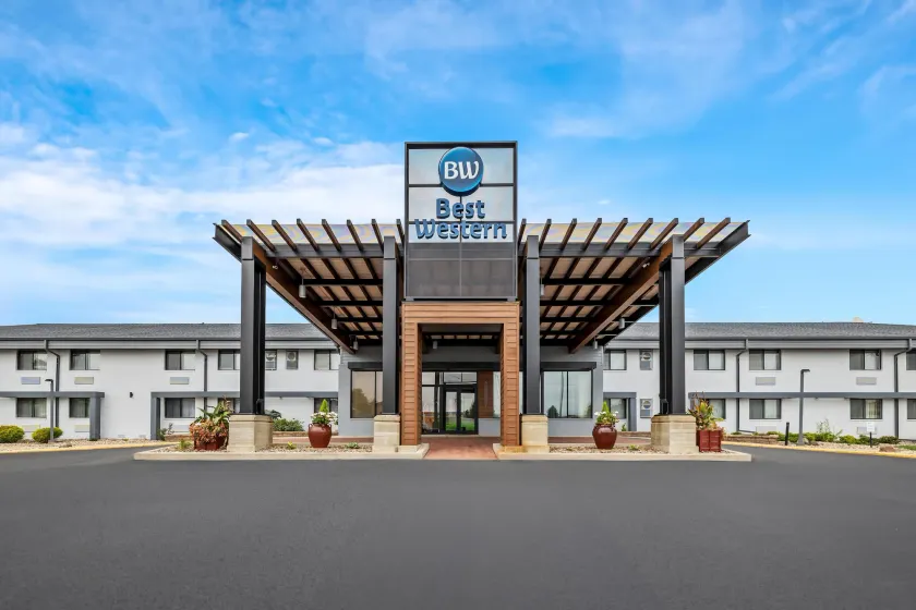 Best Western West Towne Suites - Image 1