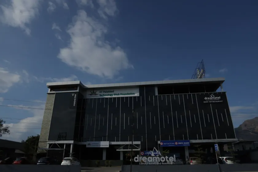 Dreamotel Luxury Suites - Image 1