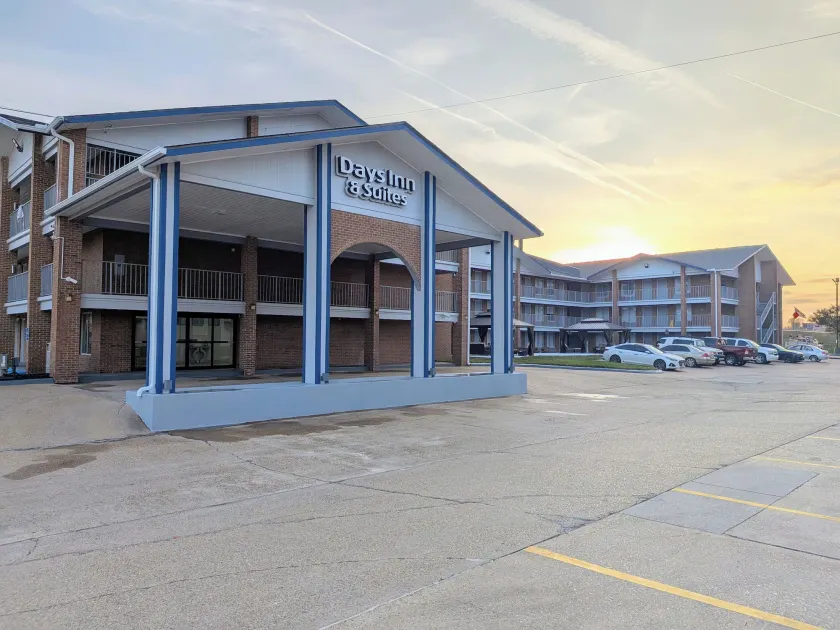 Days Inn & Suites by Wyndham Bossier City LA Shreveport - Image 1