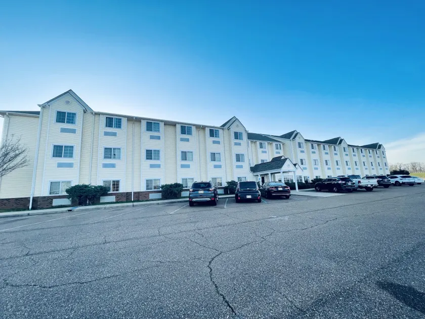 WELCOME INN & SUITES - Image 1