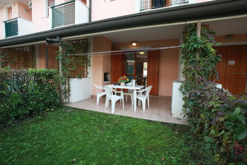 Terraced house with garden and porch - Image 1