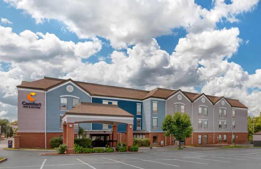 Comfort Inn & Suites Saint Louis Lafayette Square - Image 1