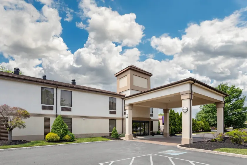 Quality Inn & Suites NJ State Capital Area - Image 1