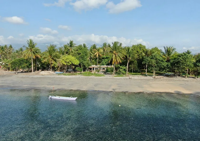 East Lombok Dive Hotel - Rooms on the beach with seaview - Image 1