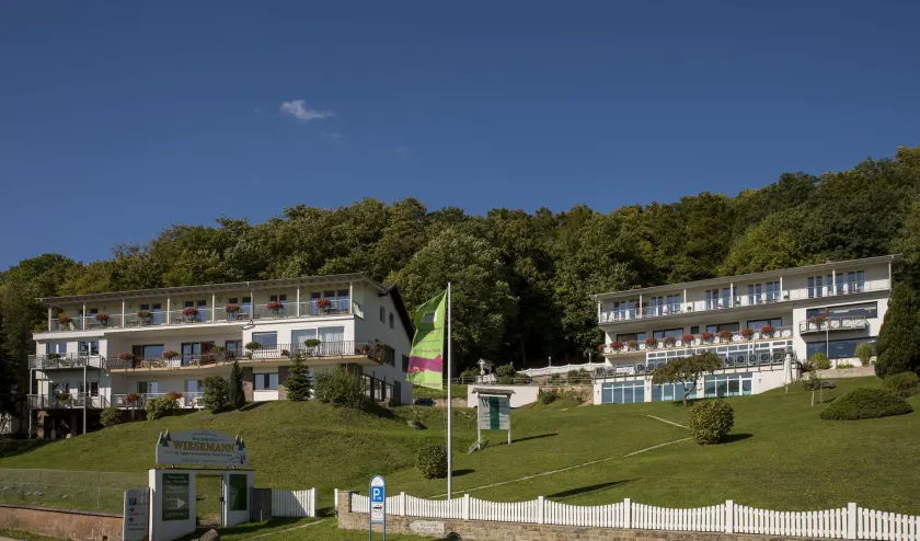 PlusNaturHotel direkt am Ederseeufer Waldhotel Wiesemann und Ferienapartments - Image 1