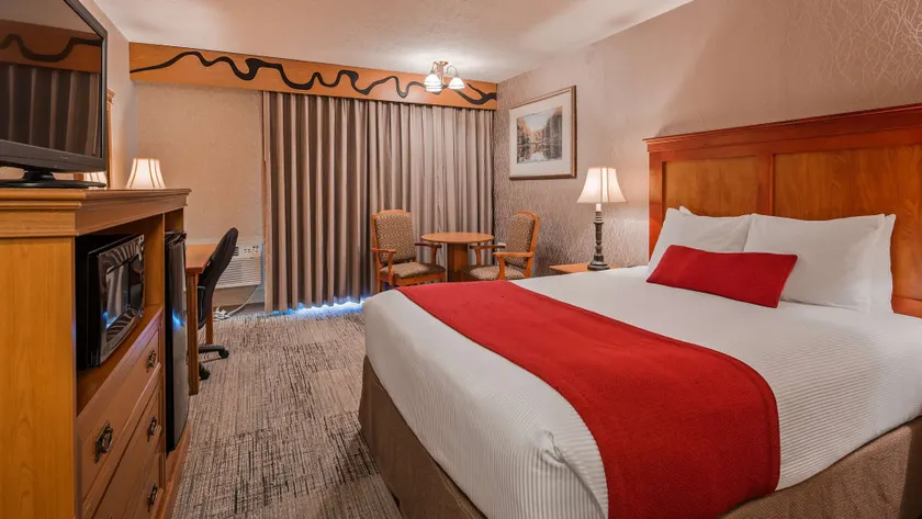 Best Western Plus Rivershore Hotel - Image 1
