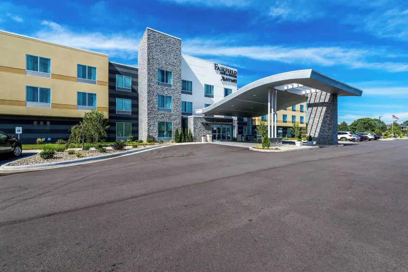 Fairfield Inn & Suites by Marriott St. Joseph Stevensville - Image 1