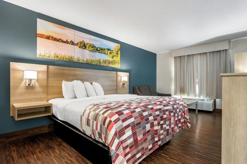 Red Roof Inn & Suites Tomah - Image 1