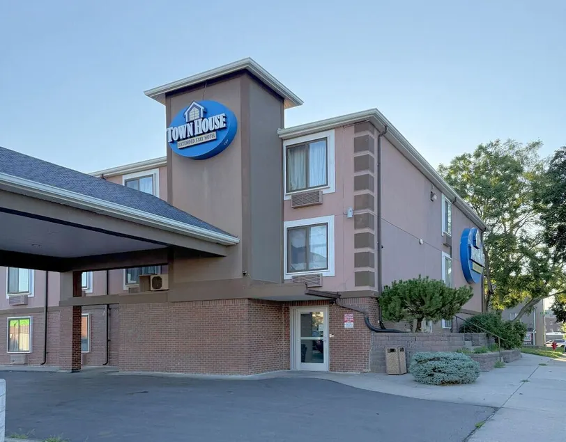 TownHouse Extended Stay Hotel Downtown - Image 1