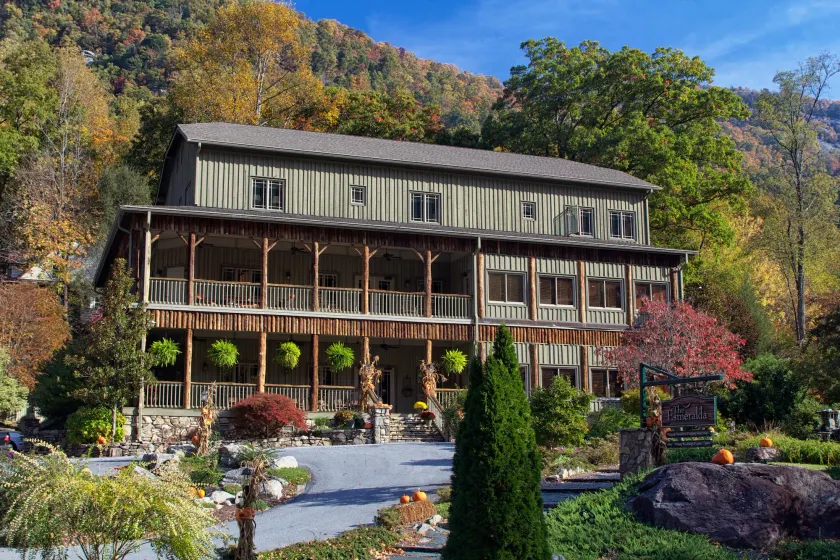 The Esmeralda Inn at Lake Lure - Image 1