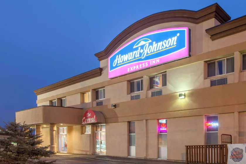 Howard Johnson by Wyndham Winnipeg West - Image 1