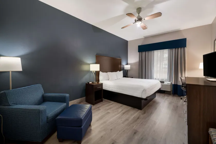 Best Western Plus Lake Dallas Inn & Suites - Image 1