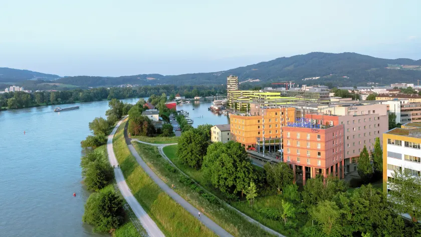 Trans World Hotel Donauwelle - Image 1