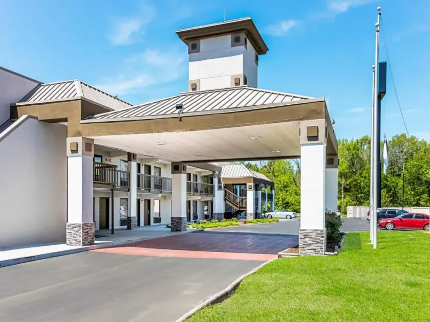 Farragut Inn & Suites - Image 1