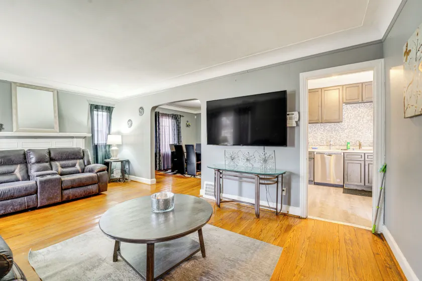 Fall in Detroit: Pets & Extended Stays Welcome! - Image 1