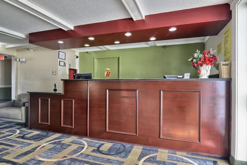 Super 8 by Wyndham Bangor - Image 1