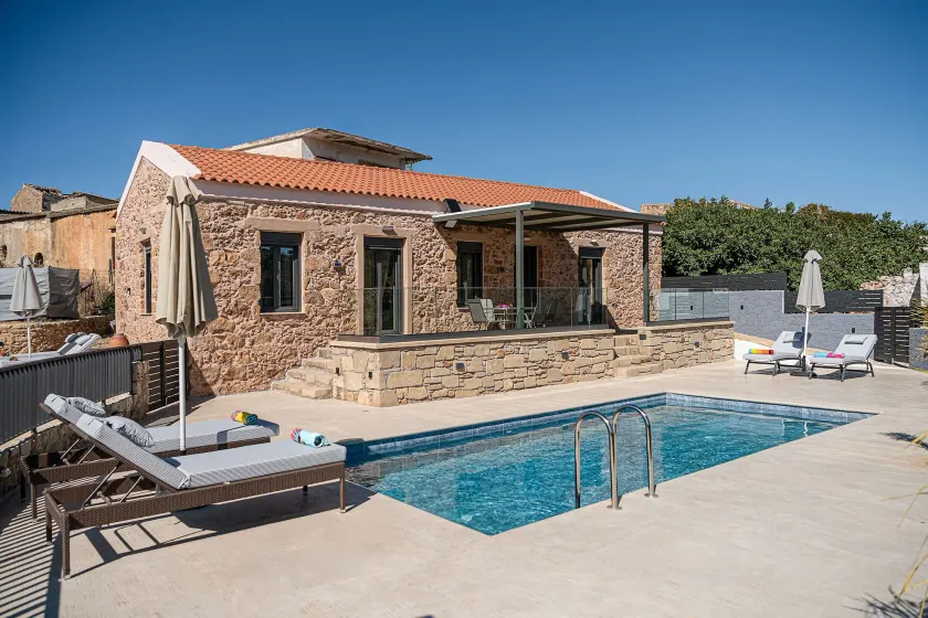 To Petrino Stone Mountain Retreat With Private Pool - Image 1