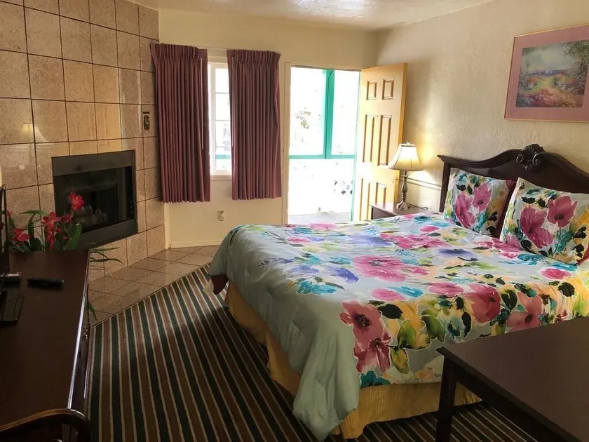 Monterey Pines Inn - Image 1