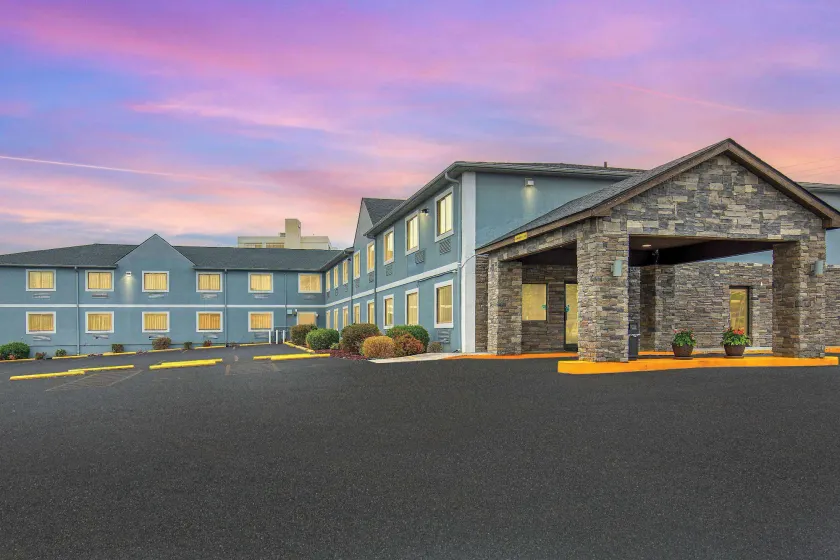 Super 8 by Wyndham Somerset - Image 1