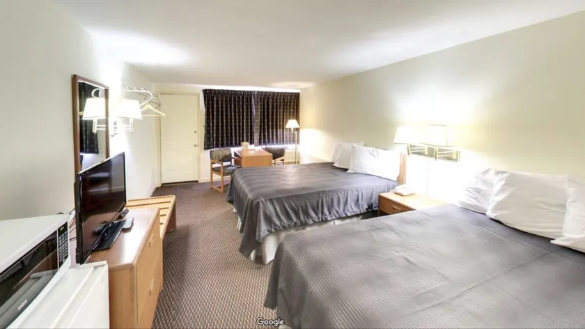 Travelers Inn - Image 1