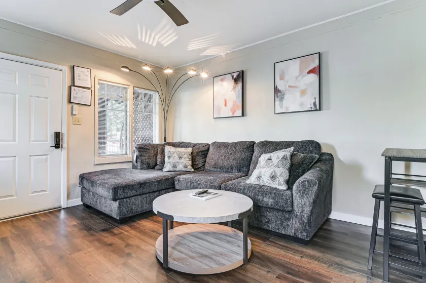 Walkable Haven 1 Mi to Dtwn Phoenix & Chase Field! - Image 1
