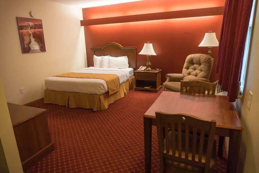 Shepherd Mountain Inn & Suites - Image 1