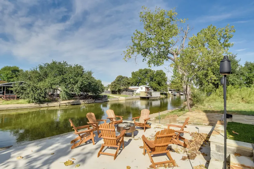 Waterfront Granbury Home w/ Electric Fireplace! - Innvendig