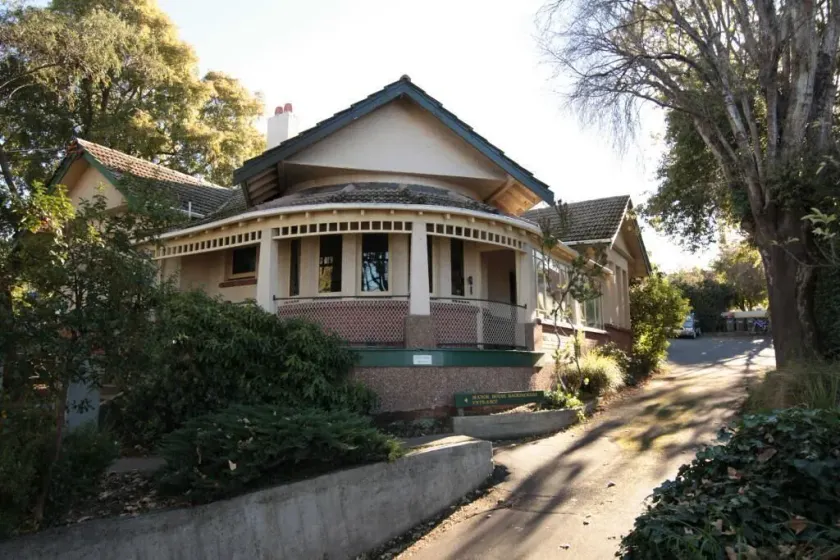 Manor Apartments - Image 1