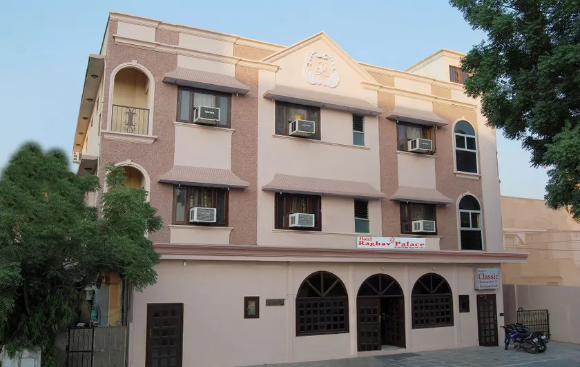 Hotel Raghav Palace 1 km Jaipur Junction & Bus Stand Sindhi Camp - Image 1