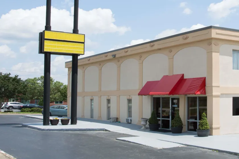 Super 8 by Wyndham Greensboro - Image 1