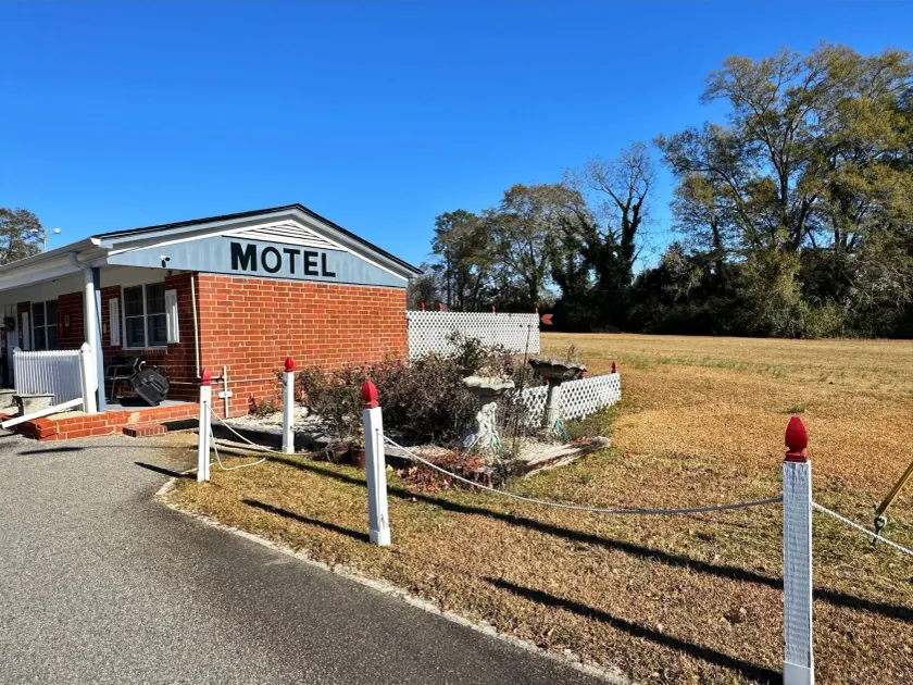 Chesterfield Hotel by OYO Hwy 9 - Image 1