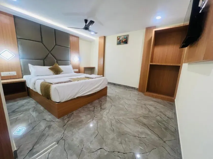 Hotel Crystal Castle - Image 1