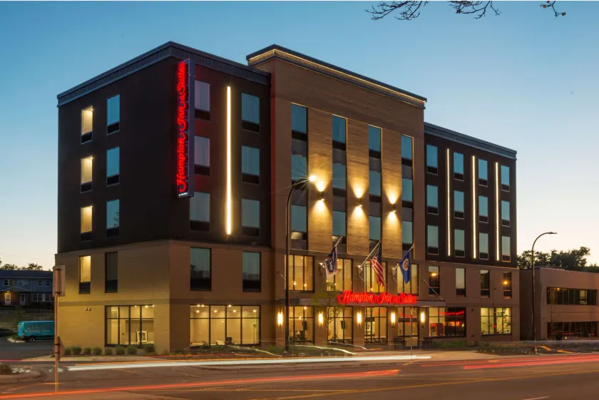 Hampton Inn & Suites Minneapolis University Area - Image 1