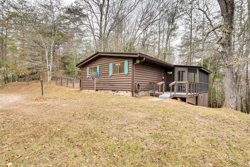 Peaceful Warne Cabin: Fenced Yard & Screened Porch - Image 1