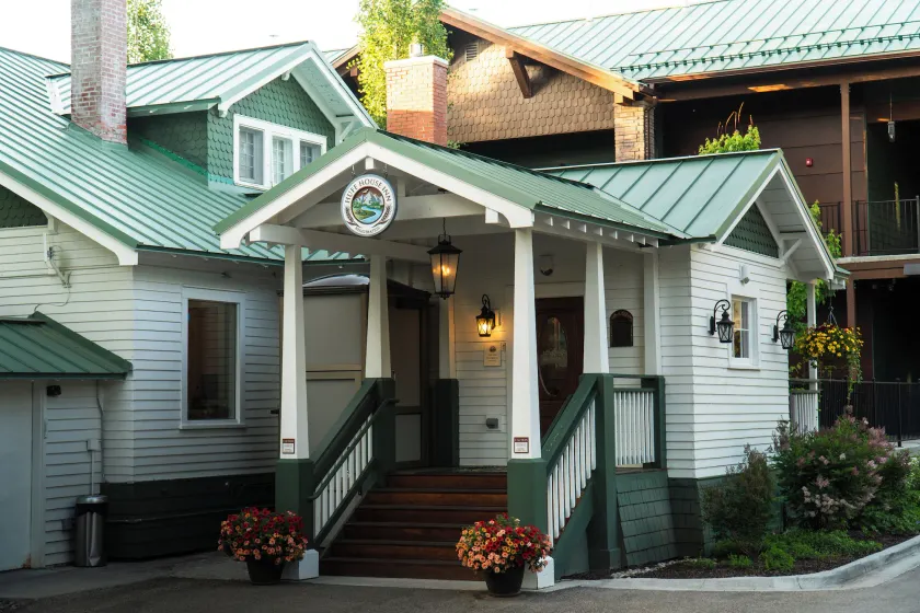Huff House Inn and Cabins - Image 1