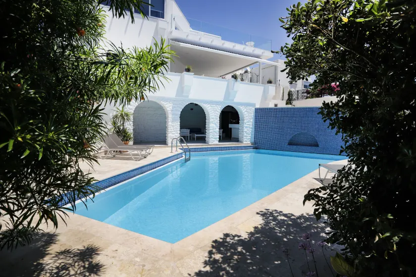 Flag Suites +12 - Image 1