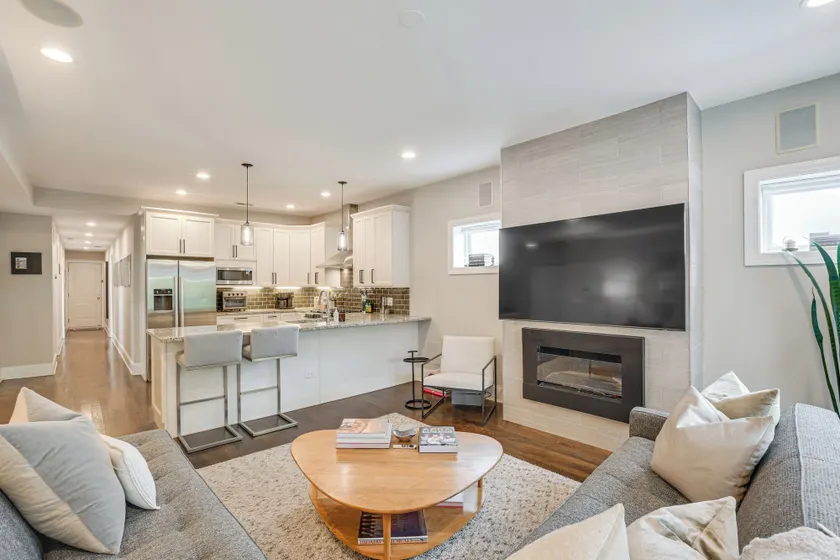 Beautiful Condo in the Middle of Andersonville - Image 1
