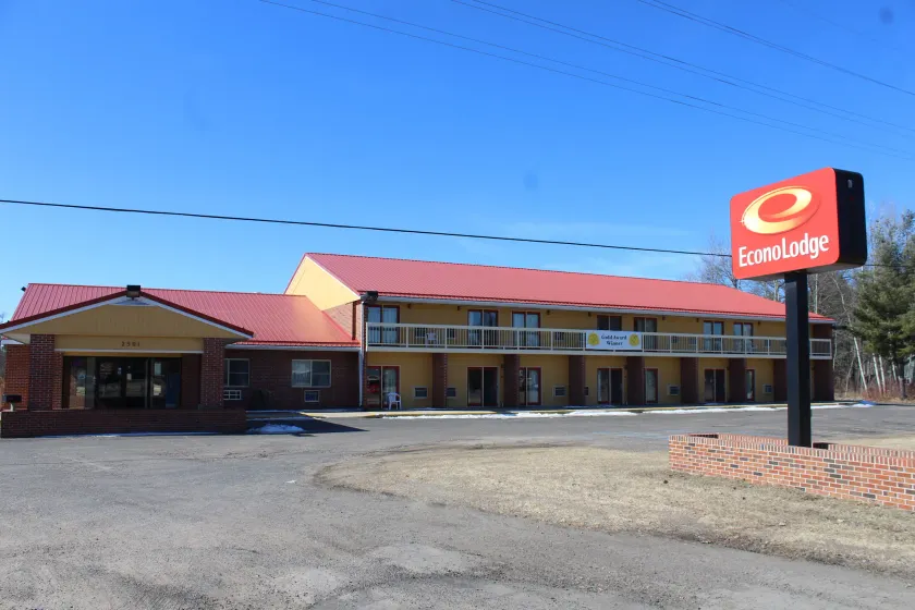 Econo Lodge Cadillac by Choice - Image 1