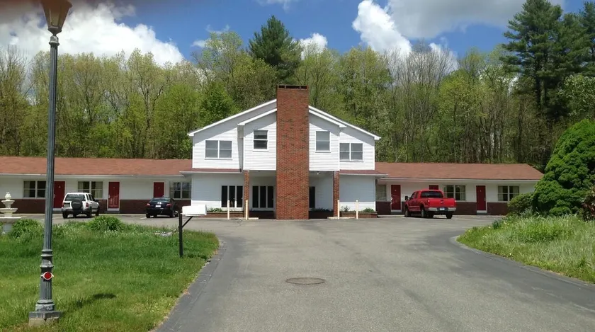 Economy Lodge 682 Main St Sturbridge - Image 1