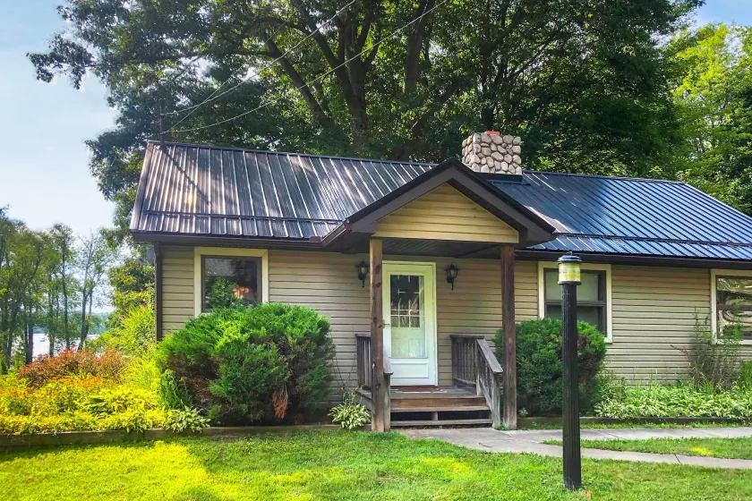Custom-built Lakefront Cottage w/ Spacious Yard! - Image 1