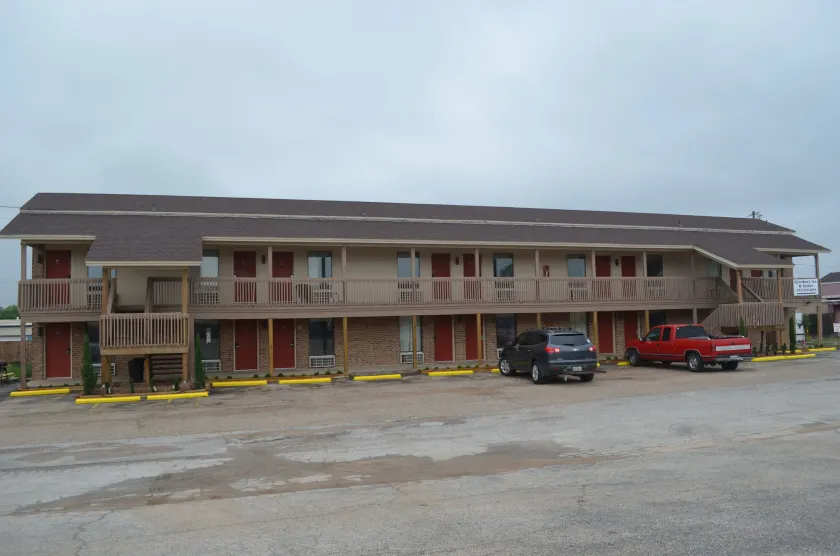 Granbury Inn and Suites - Image 1