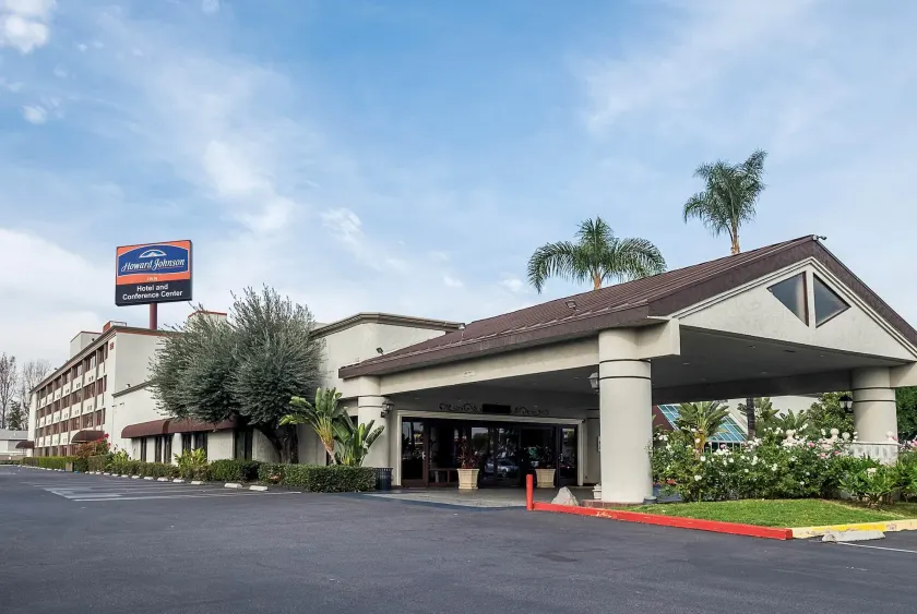 Howard Johnson by Wyndham Fullerton/Anaheim Conference Cntr - Image 1