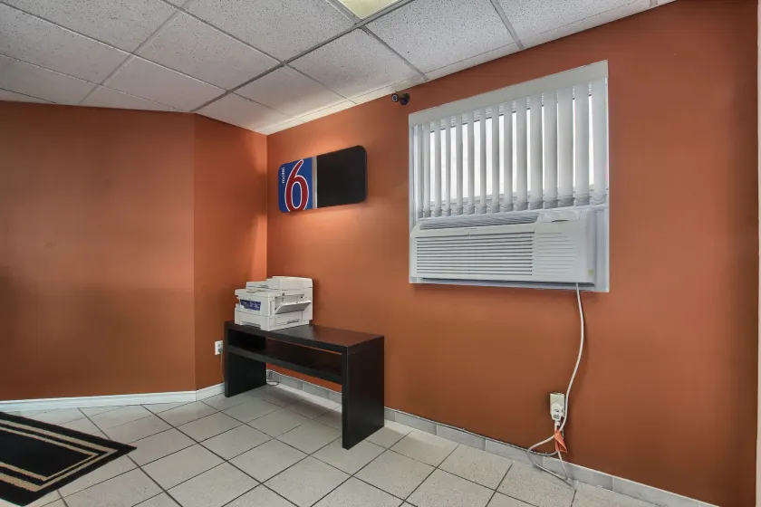 Motel 6-Windsor, ON - Hall