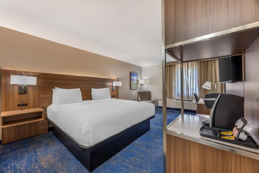 Best Western Plus Portland Airport Hotel & Suites - Image 1