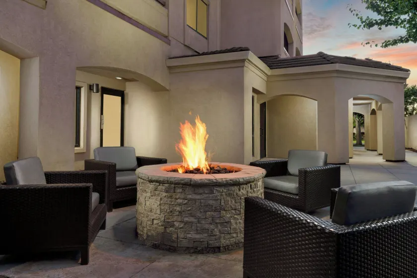 Courtyard By Marriott Salinas Monterey - Image 1